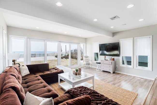 Building Photo - 1987 Fairfield Beach Rd