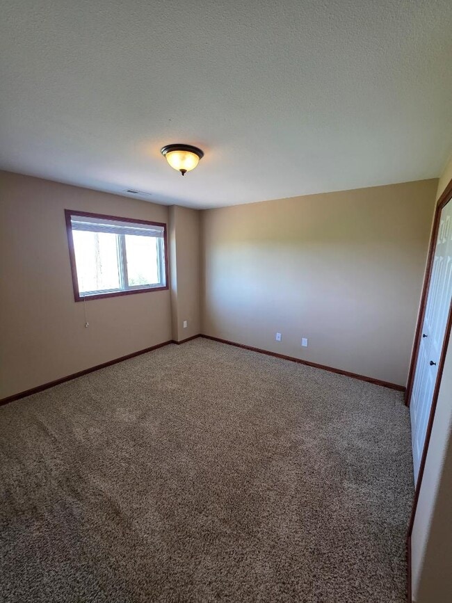 Building Photo - 1628 Valley Dr