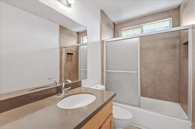 Building Photo - Upper Seaside four bedroom and two bath