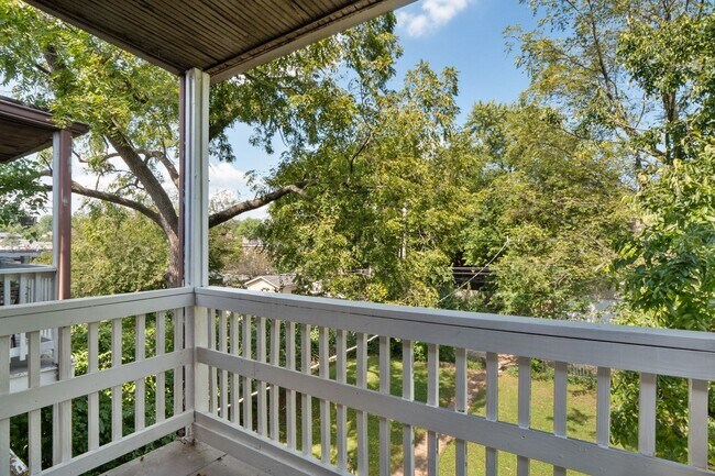 Building Photo - McDreamy 2BR w/ Balcony