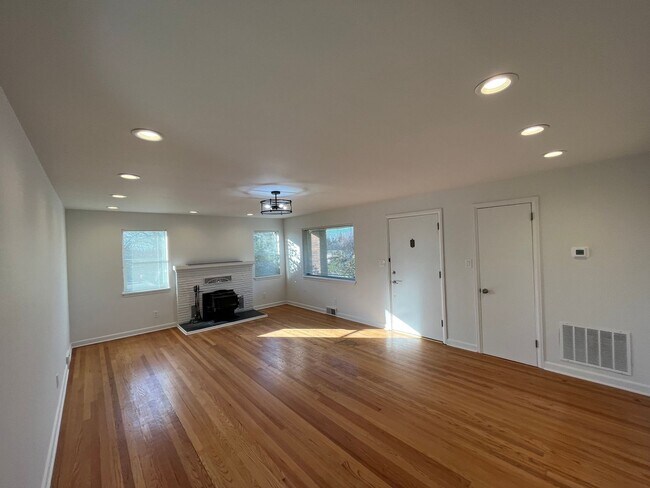 Building Photo - Newly renovated light filled 2 bedroom home with views of Rainer in Bryn Mawr-Skyway!