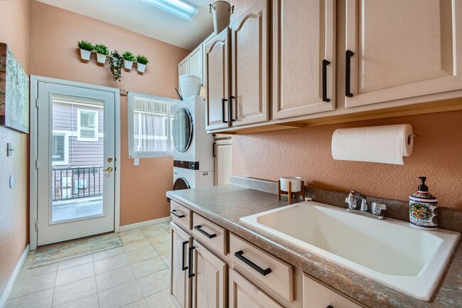 Building Photo - Luxury Golden Home with Private Pool & Bac...