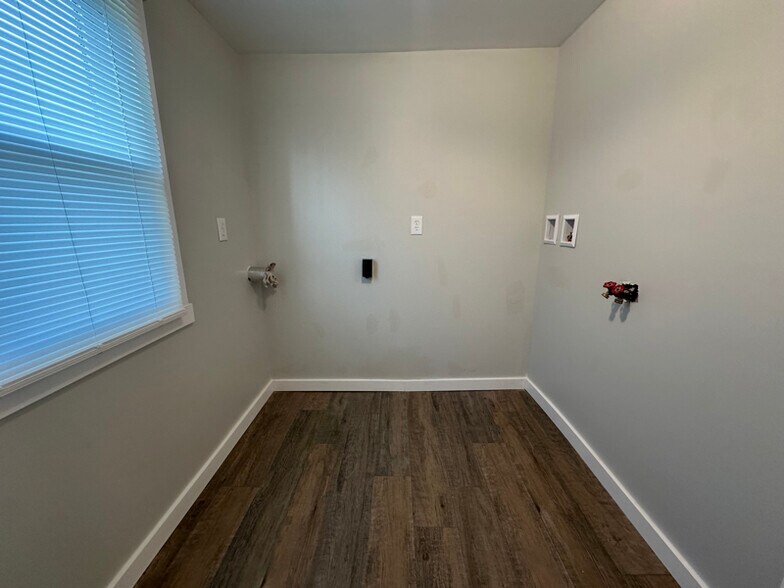 Building Photo - 904 7th Ave