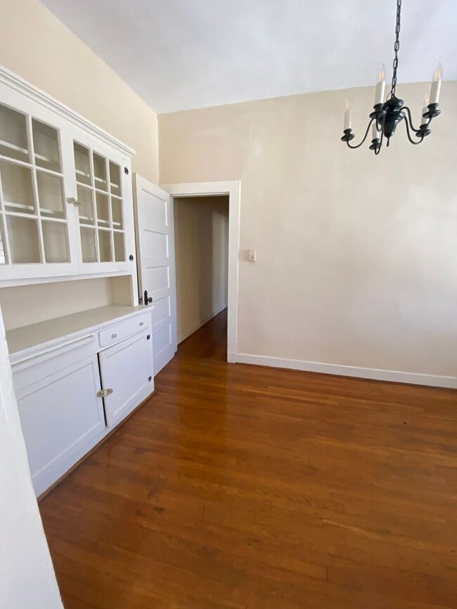 Building Photo - 2BD/1BA with natural light, hardwood floors, off street parking STEPS from Campus