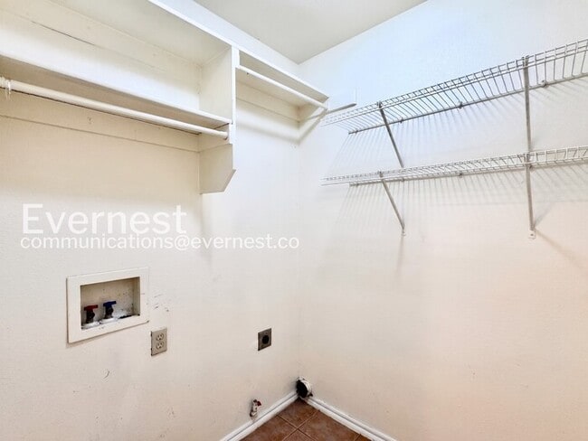Building Photo - 4 Bed/2 Bath Home with Fenced Yard & Garage / Pet-Friendly / Available Now!