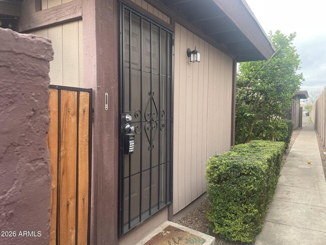 Building Photo - 826 S Casitas Dr