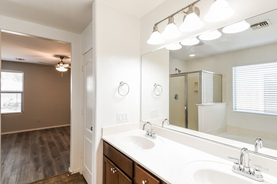 Building Photo - 1126 E Daniella Dr