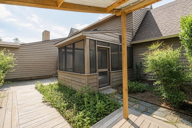 Building Photo - 1011 Highlands Dr