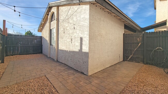 Building Photo - Excellent Townhome with Updated Interior