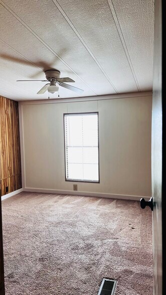 Building Photo - 1982 US-441