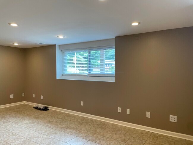 Building Photo - 3421 Holwyn Rd