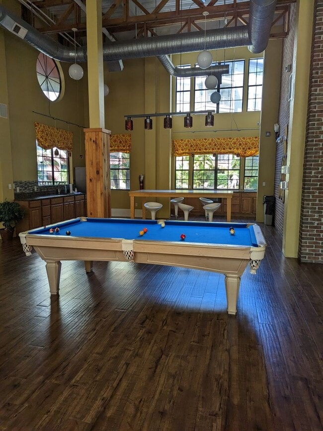 Building Photo - $600 Deposit*Spacious 1 BDRM Condo Downtown!