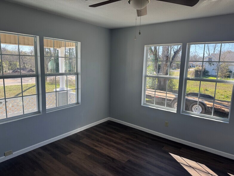 Building Photo - 1222 N Three Notch St