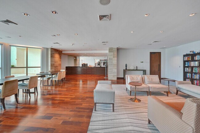 Building Photo - 101 S Fort Lauderdale Beach Blvd