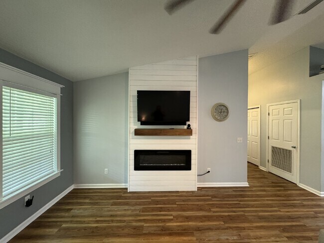 Building Photo - Large Property - No HOA!! - Just outside o...