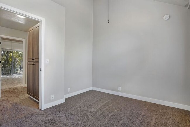 Building Photo - Spacious 2 Bed 1.5 Bath Townhome in Murray ! $500 Amazon Gift Card!