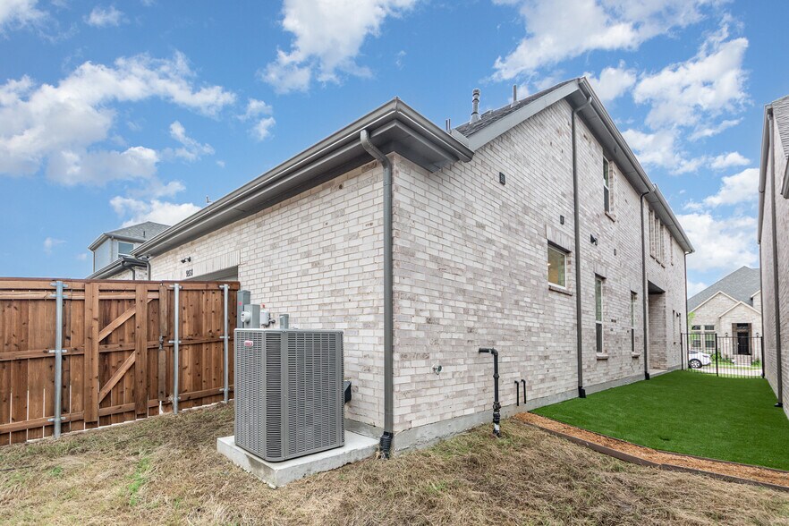Building Photo - 9558 Hedge St
