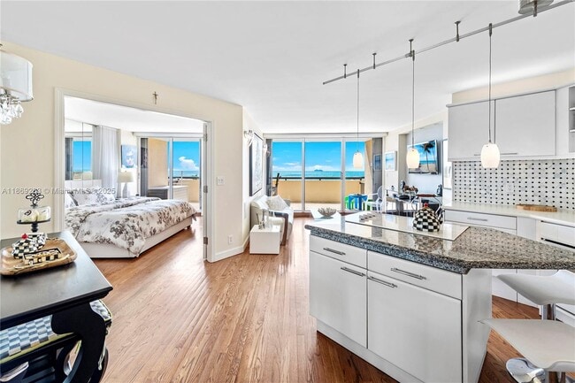 Primary Photo - 2555 Collins Ave