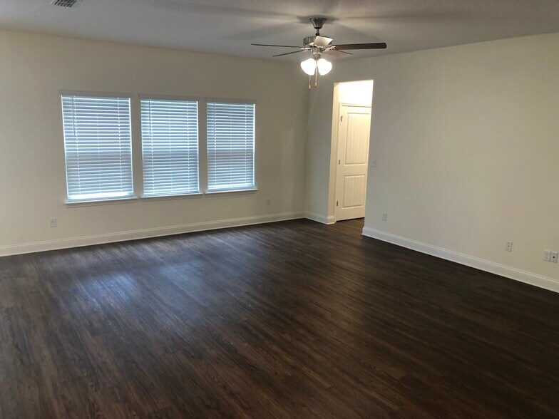 Building Photo - 3150 Creek Village Ln