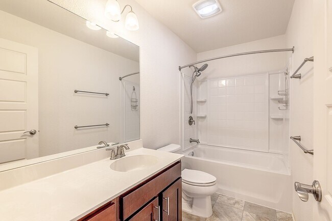 Building Photo - Stunning 3-bedroom and 2.5 Bath - Located ...