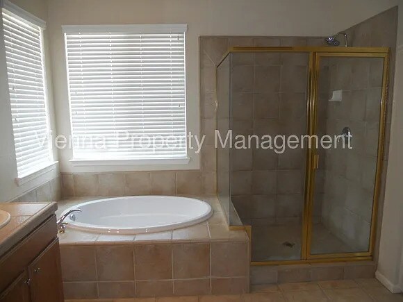Building Photo - Beautiful 4 Bedroom Home in Great Location