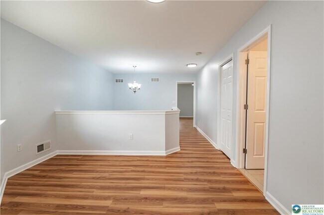Building Photo - 835 Spring White Dr