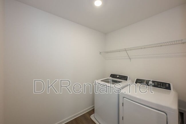 Building Photo - 724 Warm Rays Wy