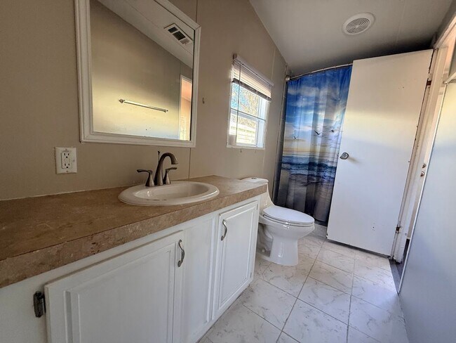 Building Photo - Super Cute 2/2 on almost half acre!