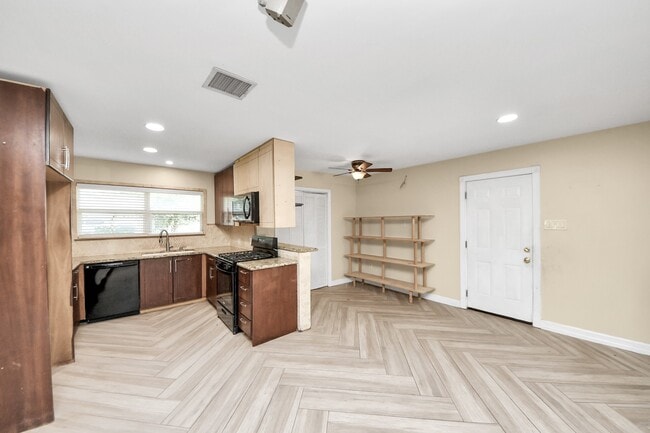 Building Photo - 7623 Barberton Dr