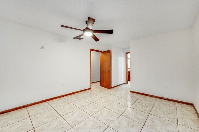 Building Photo - Beautifully updated Pool Home