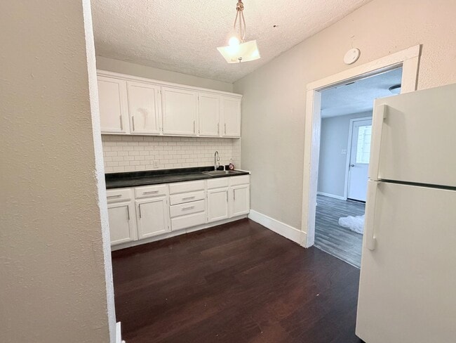Building Photo - Stretch out in this large 3 bed 2 bath!