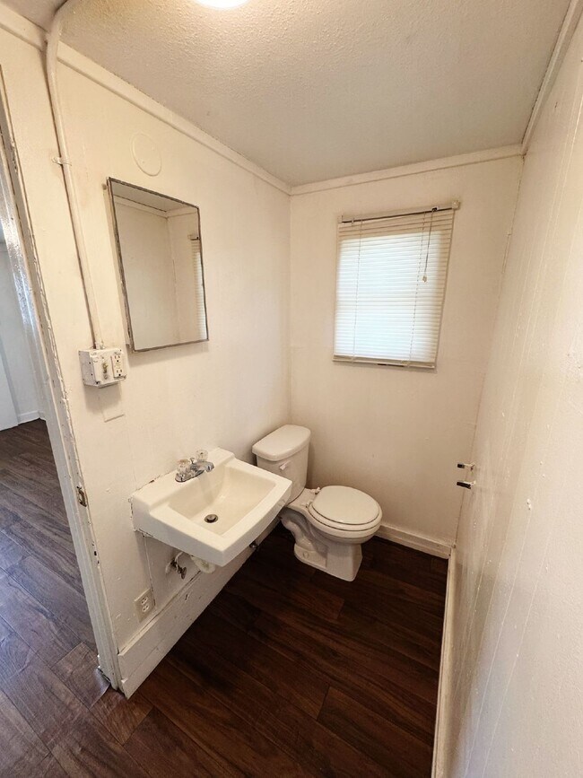 Building Photo - "Charming 3-Bedroom Retreat with Modern Amenities in Lakeland!"