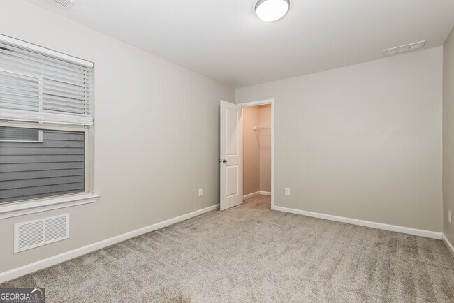 Building Photo - 3949 Lake Manor Way