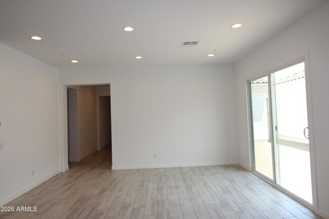 Building Photo - 3831 E Rainbow Dr