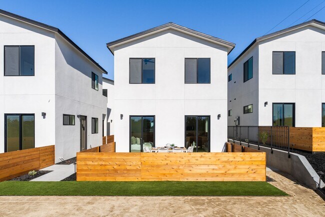 Building Photo - Top Floor, Laundry, Luxurious and Newly Built