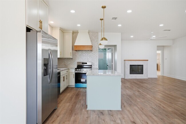 Building Photo - 532 N Super St