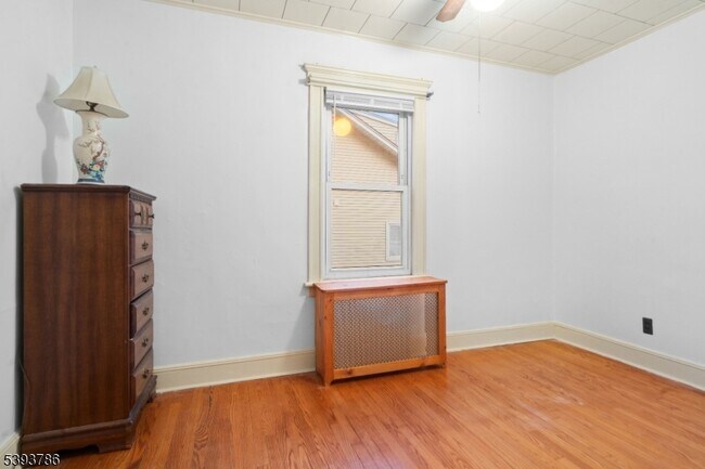 Building Photo - 76 Planten Ave