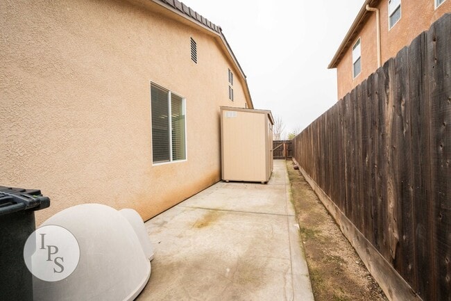 Building Photo - Sanger Home, 4BR/3BA, Near HighSchool + Parks -  Large Side Lot Included