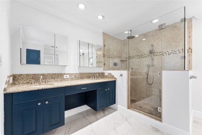 Building Photo - 2443 NE 26th St