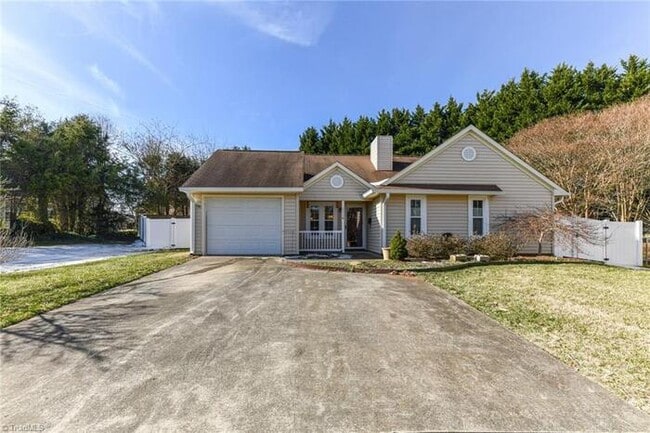 Building Photo - Recently Renovated!!Beautiful 3BR home.