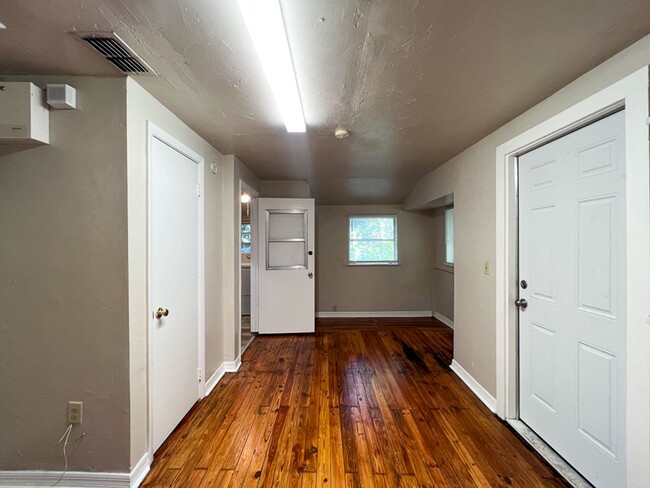 Building Photo - PET FRIENDLY Recently Updated 4-Bedroom, 3...