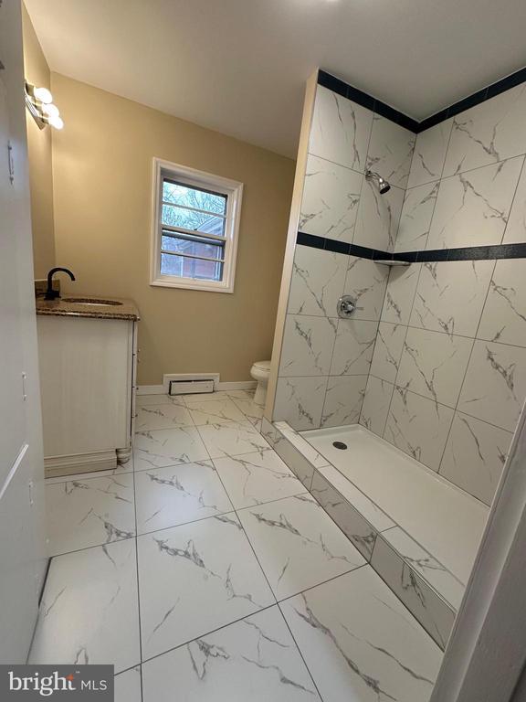 Building Photo - 934 N E St Ext