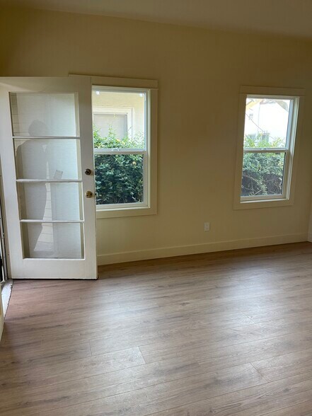Building Photo - 1251 W 47th St
