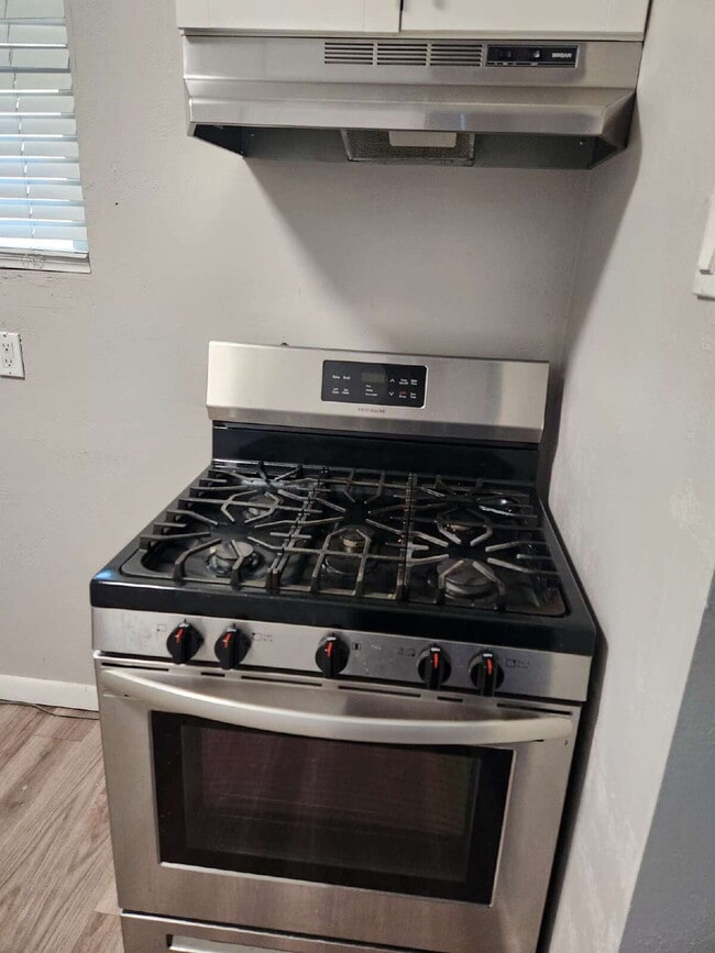 Building Photo - CHARMING 2 BEDROOMS 1 BATHROOM FOR LEASE S...
