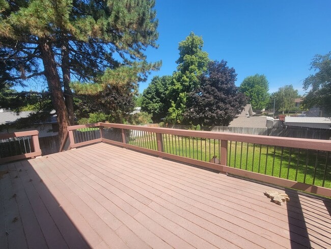Building Photo - Stylish Split-Level in Central Kennewick w...