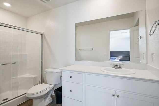 Building Photo - "Charming 3-Bedroom Townhouse with 2.5 Baths in Scenic Las Vegas Locale!"