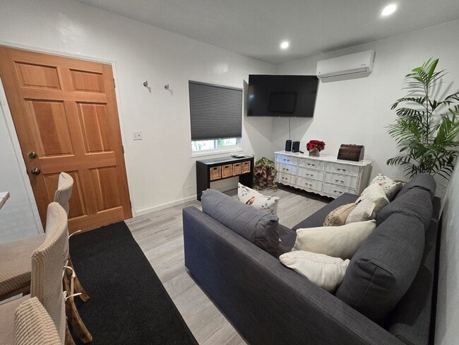 Building Photo - Fully furnished, modern ADU with fully-equipped kitchen shared garden.