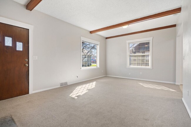 Building Photo - 709 McKenzie Ave