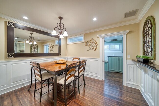 Building Photo - 1666 Robin Hood Ln