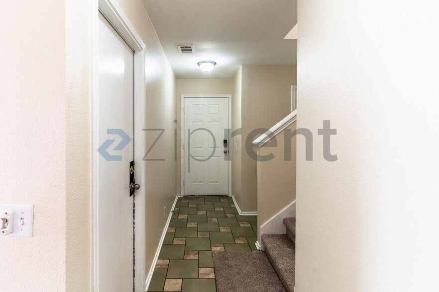 Building Photo - 412 Celery Loop